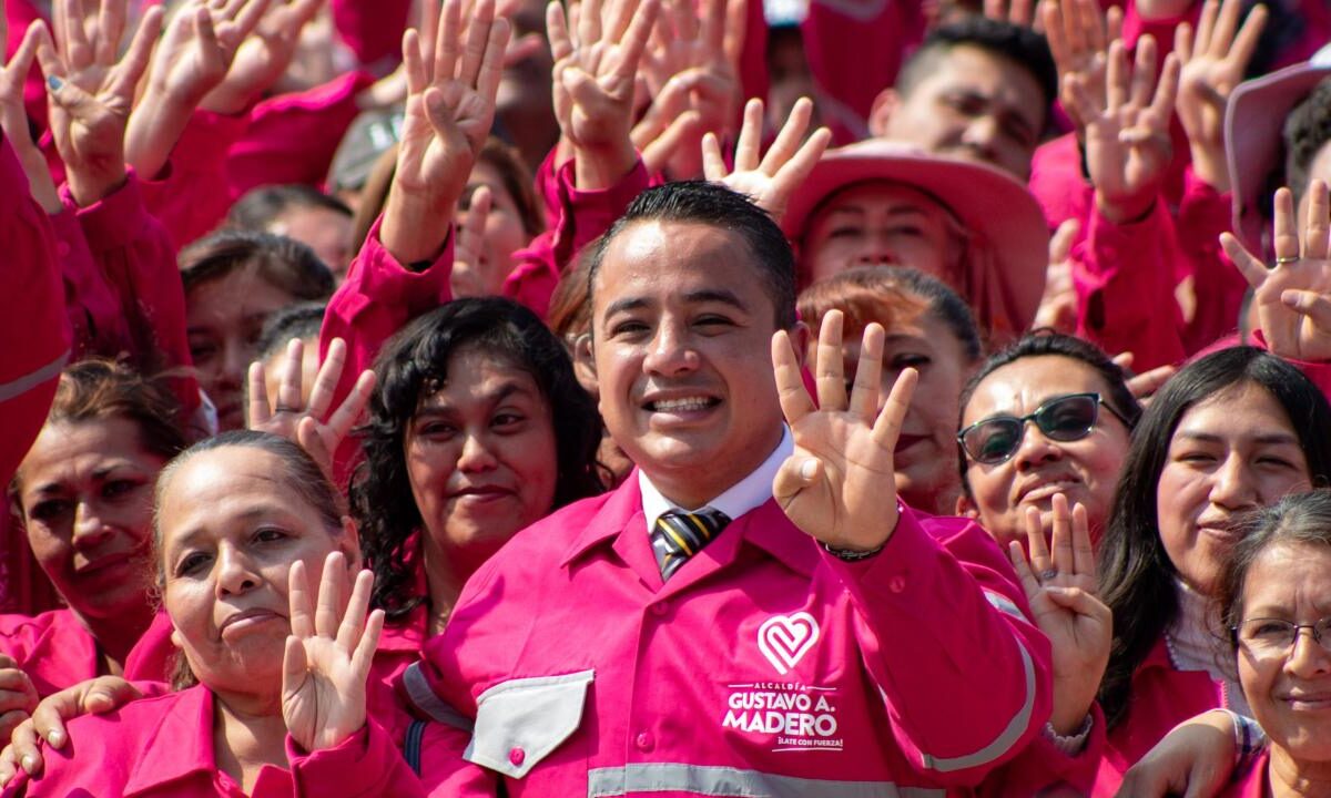 El alcalde de Gustavo A. Madero, Janecarlo Lozano, presentó a los 900 nuevos trabajadores.