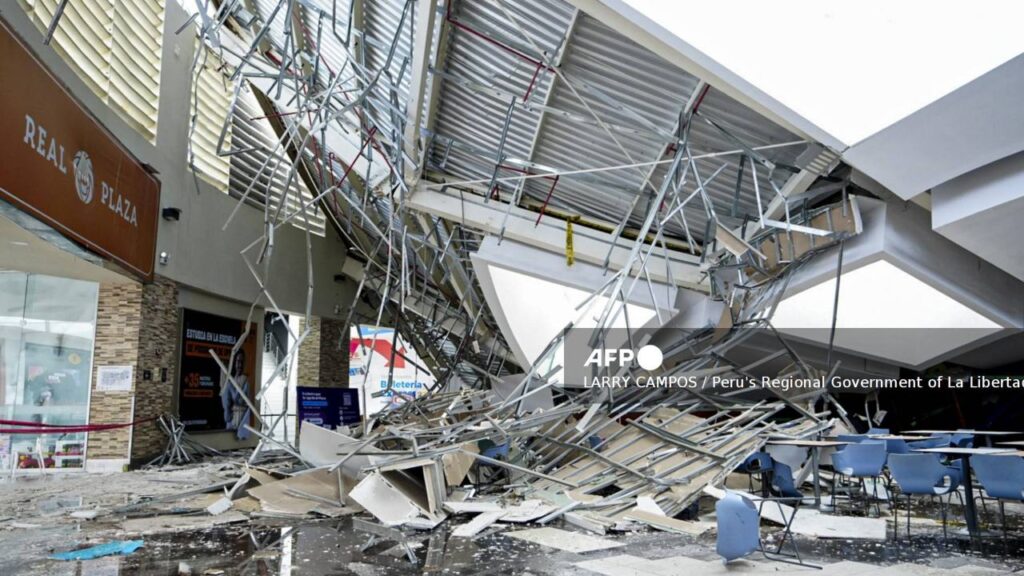 Suman 6 muertos tras desplome de techo de centro comercial en Perú