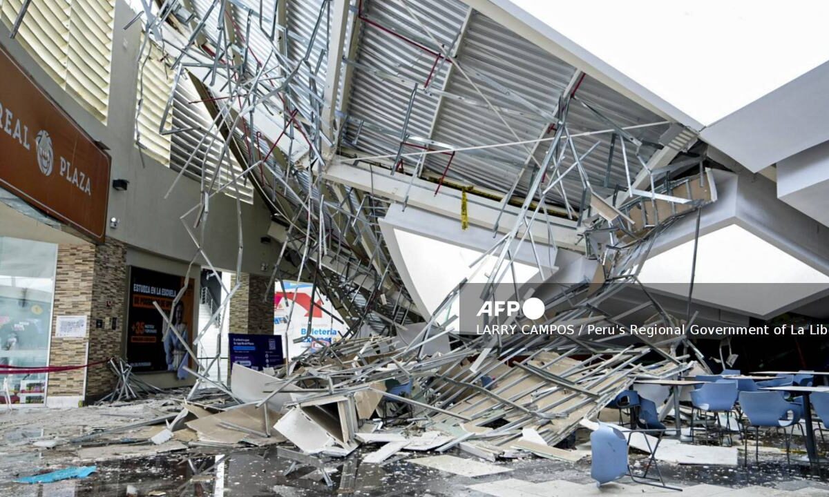 Suman 6 el número de muertos tras el desplome de un techo en el centro comercial Real Plaza.