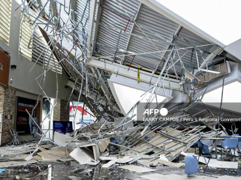 Suman 6 muertos tras desplome de techo de centro comercial en Perú