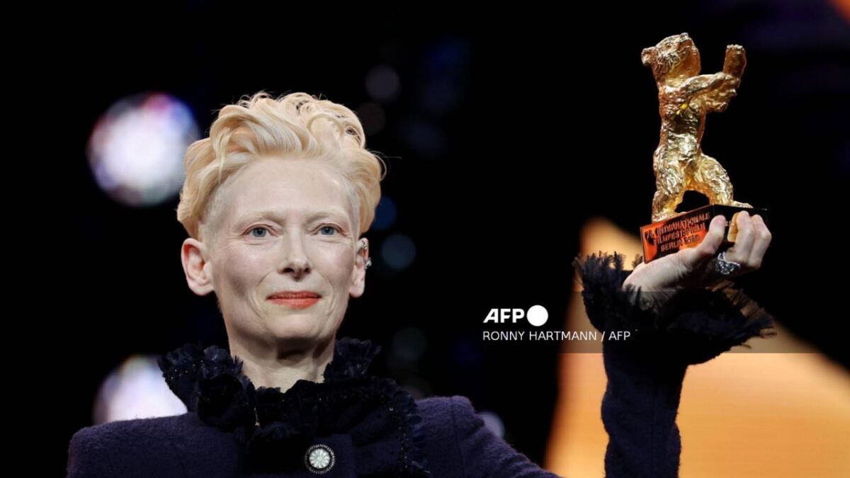 La actriz Tilda Swinton recibió un Oso de Plata en la 35 edición de la Berlinale.