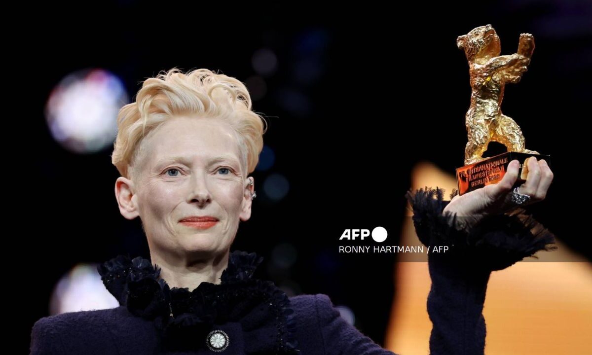 La actriz Tilda Swinton recibió un Oso de Plata en la 35 edición de la Berlinale.