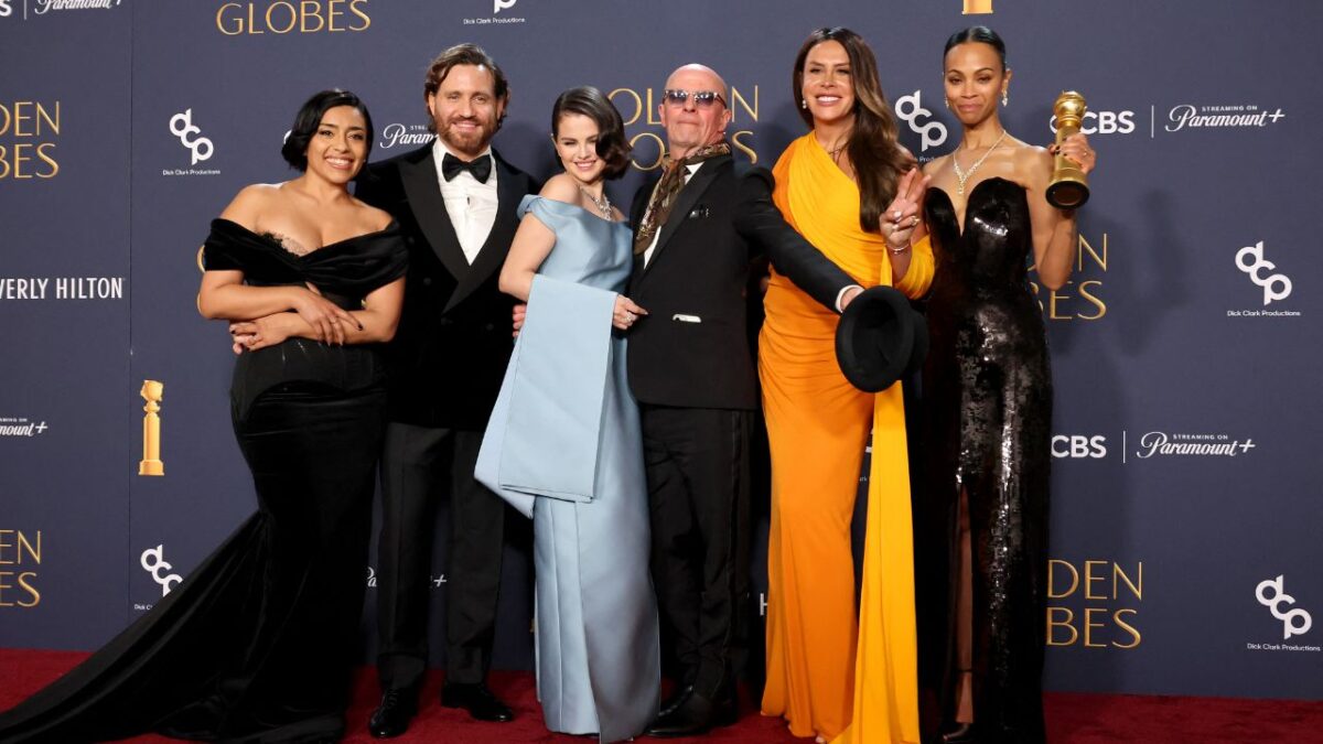 Elenco de la película Emilia Pérez durante la pasada entrega de los Globos de Oro. En esta aparece Karla Sofía Gascón, Jacques Audiard,