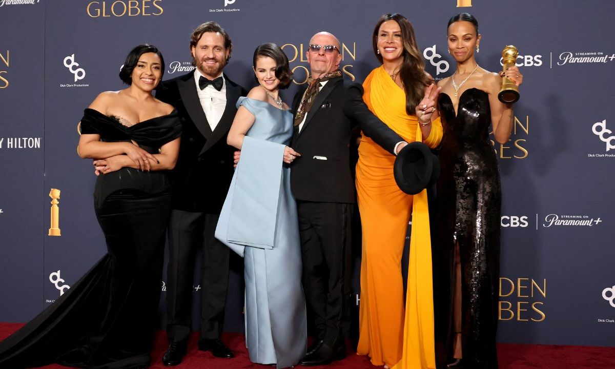 Elenco de la película Emilia Pérez durante la pasada entrega de los Globos de Oro. En esta aparece Karla Sofía Gascón, Jacques Audiard,