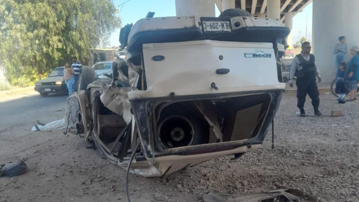 Camioneta volcada por tren en Hidalgo.