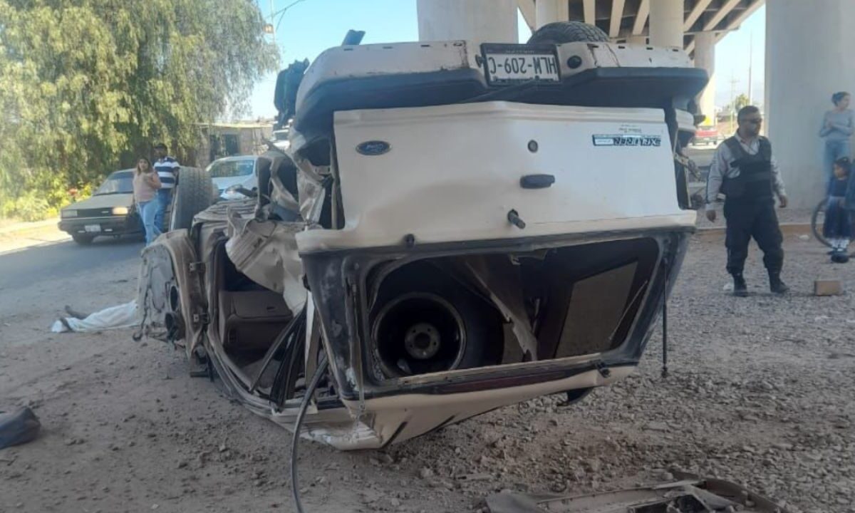 Camioneta volcada por tren en Hidalgo.