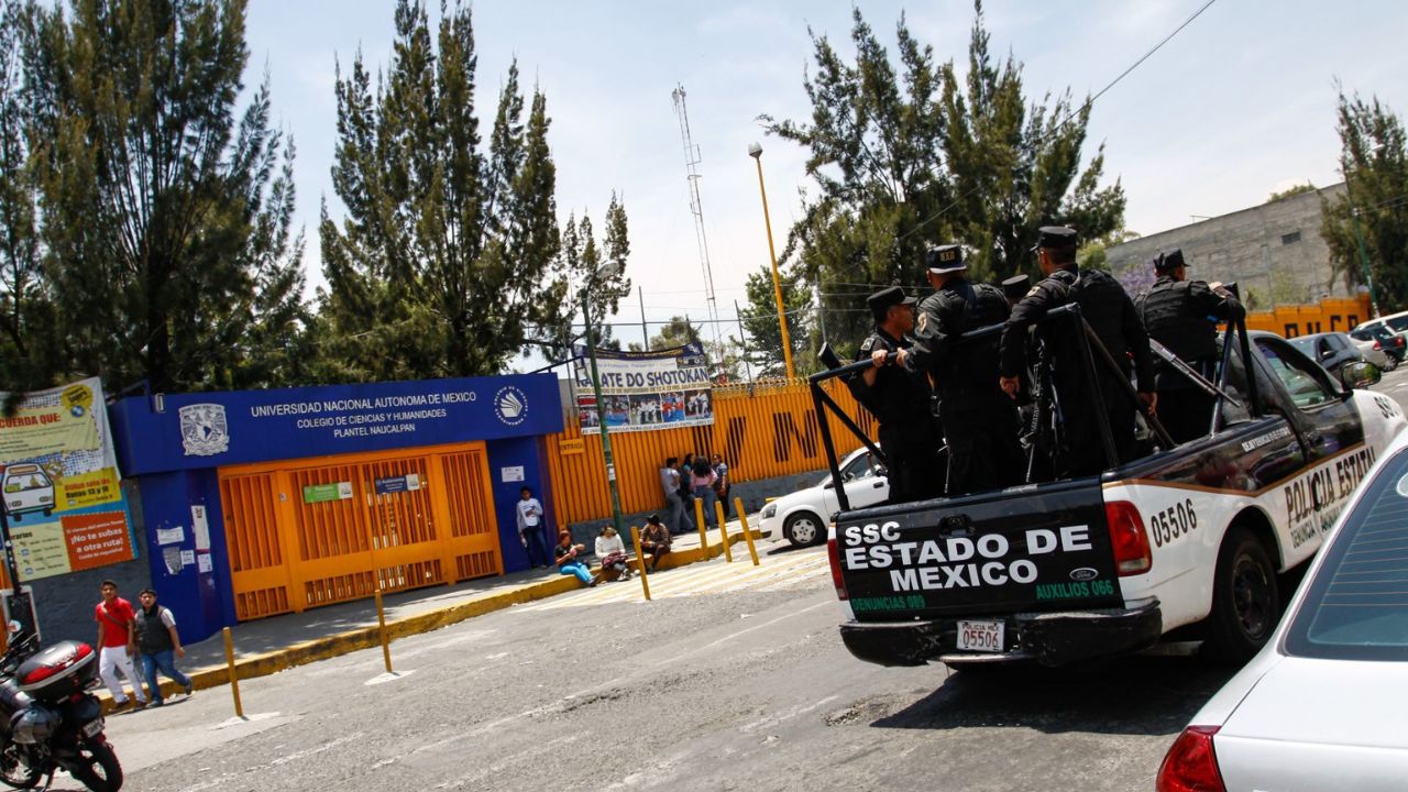 Entrada del CCH Naucalpan donde se registraron detonaciones de petardos.