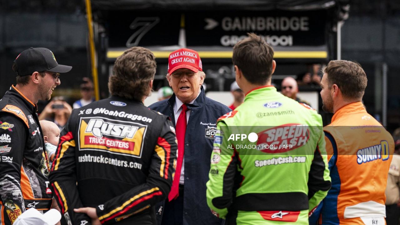 Trump asiste a Daytona 500 y se da una vuelta en ‘La Bestia’