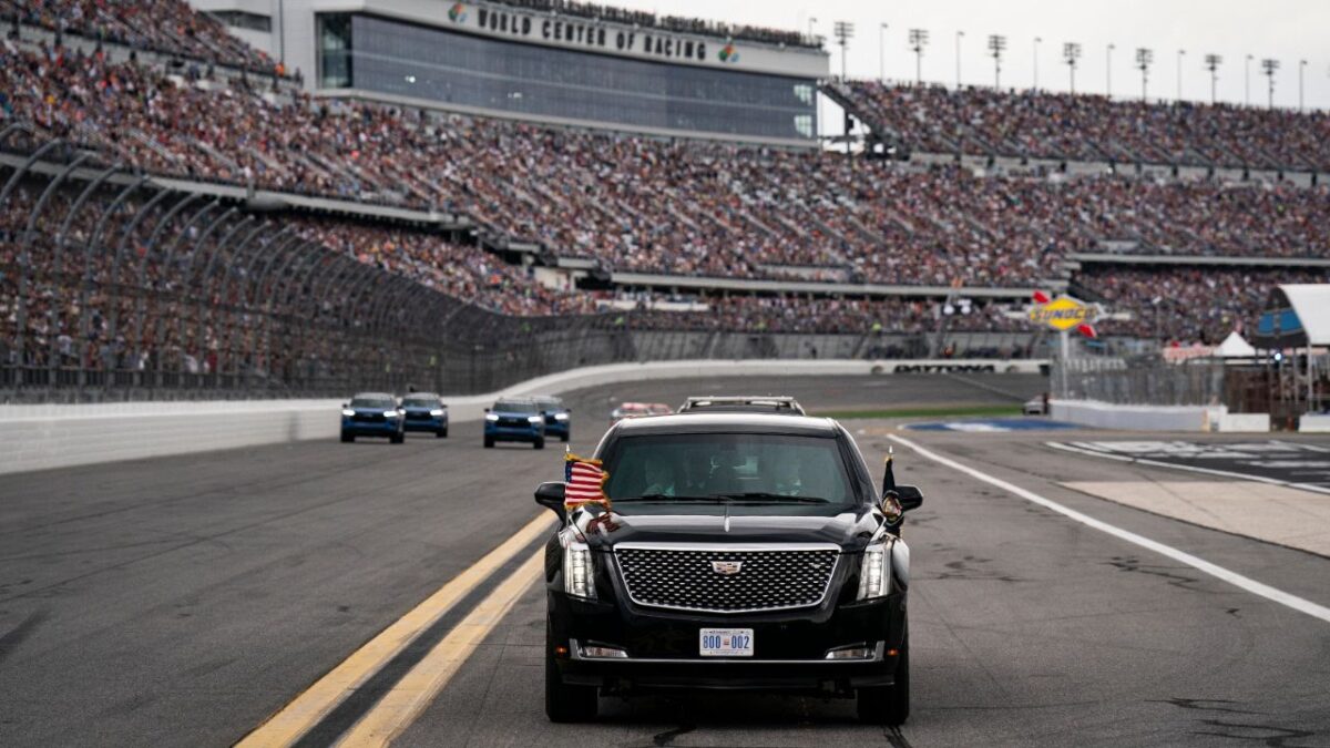 Donald Trump fue transportado en su caravana oficial hasta el circuito de Daytona Beach.