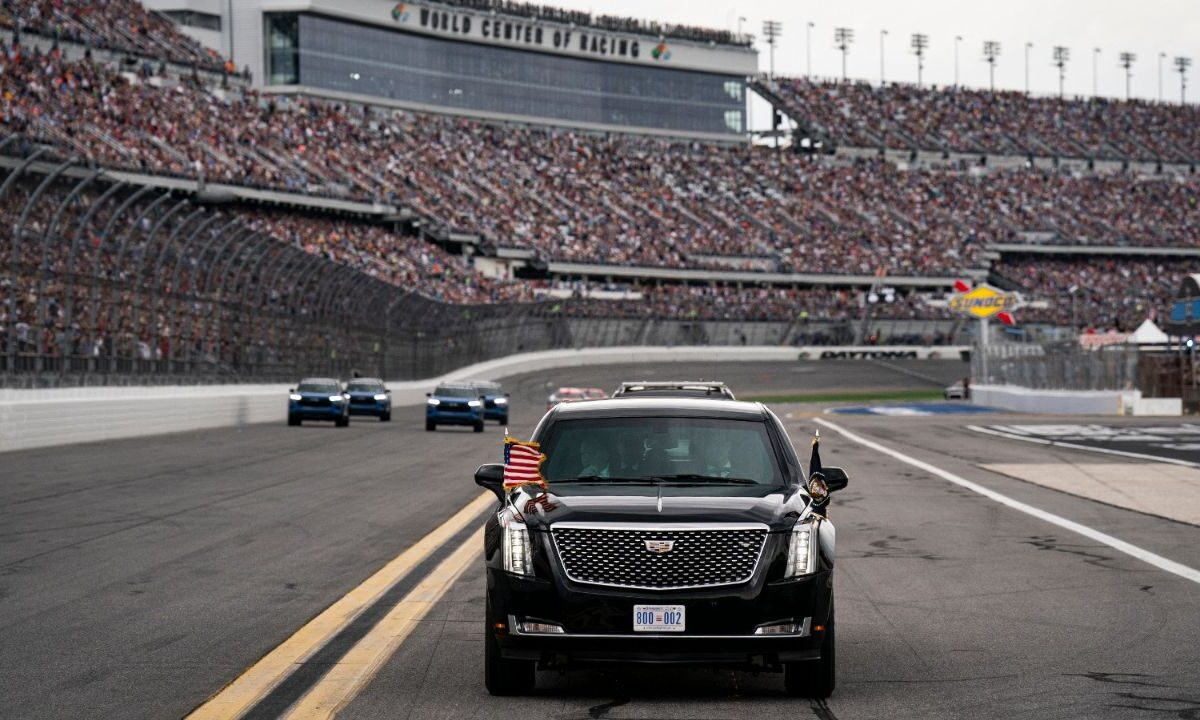 Donald Trump fue transportado en su caravana oficial hasta el circuito de Daytona Beach.