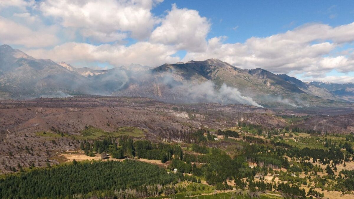 Un hombre murió y al menos un millar de personas fueron evacuadas por los incendios forestales que dejan unas 3 mil hectáreas devastadas cerca de la localidad turística de El Bolsón, en la Patagonia argentina, informaron autoridades este fin de semana.