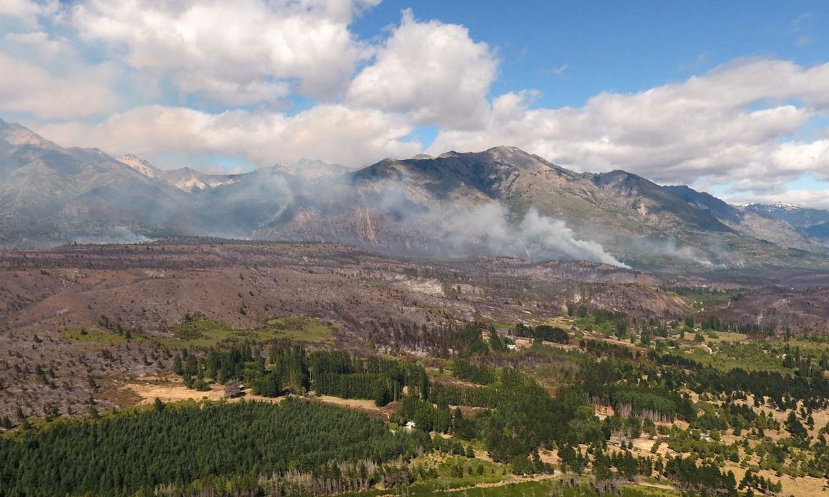 Un hombre murió y al menos un millar de personas fueron evacuadas por los incendios forestales que dejan unas 3 mil hectáreas devastadas cerca de la localidad turística de El Bolsón, en la Patagonia argentina, informaron autoridades este fin de semana.