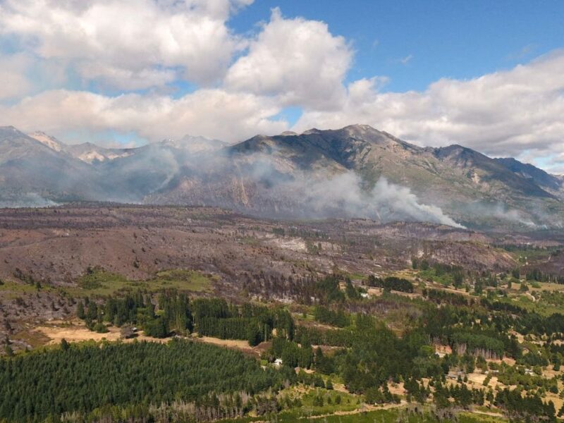 Un muerto y casi mil evacuados por incendios en la Patagonia, Argentina