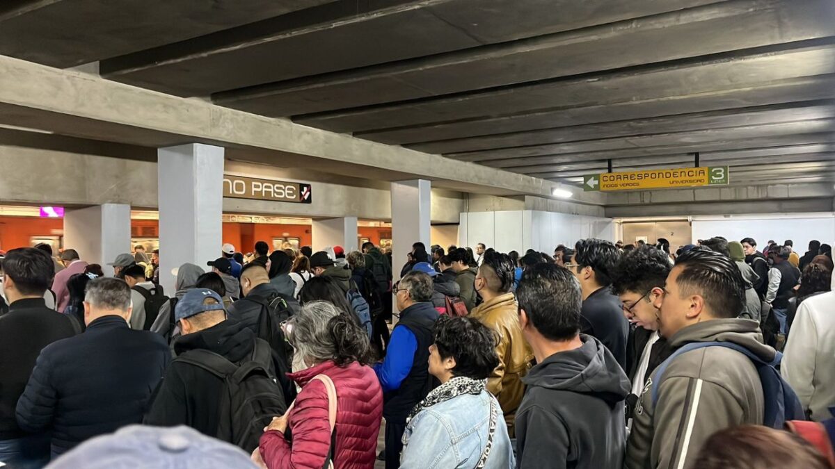 Usuarios reportan fallas y alta afluencia en líneas del Metro