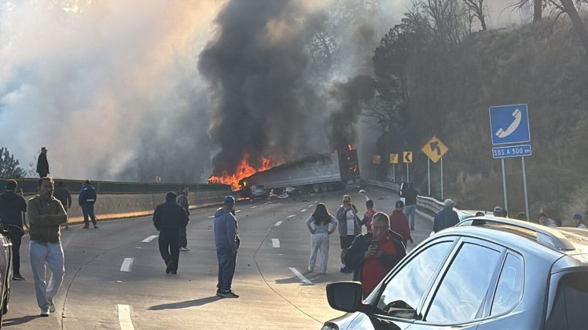 Explota pipa de gas tras choque en autopista México-Puebla