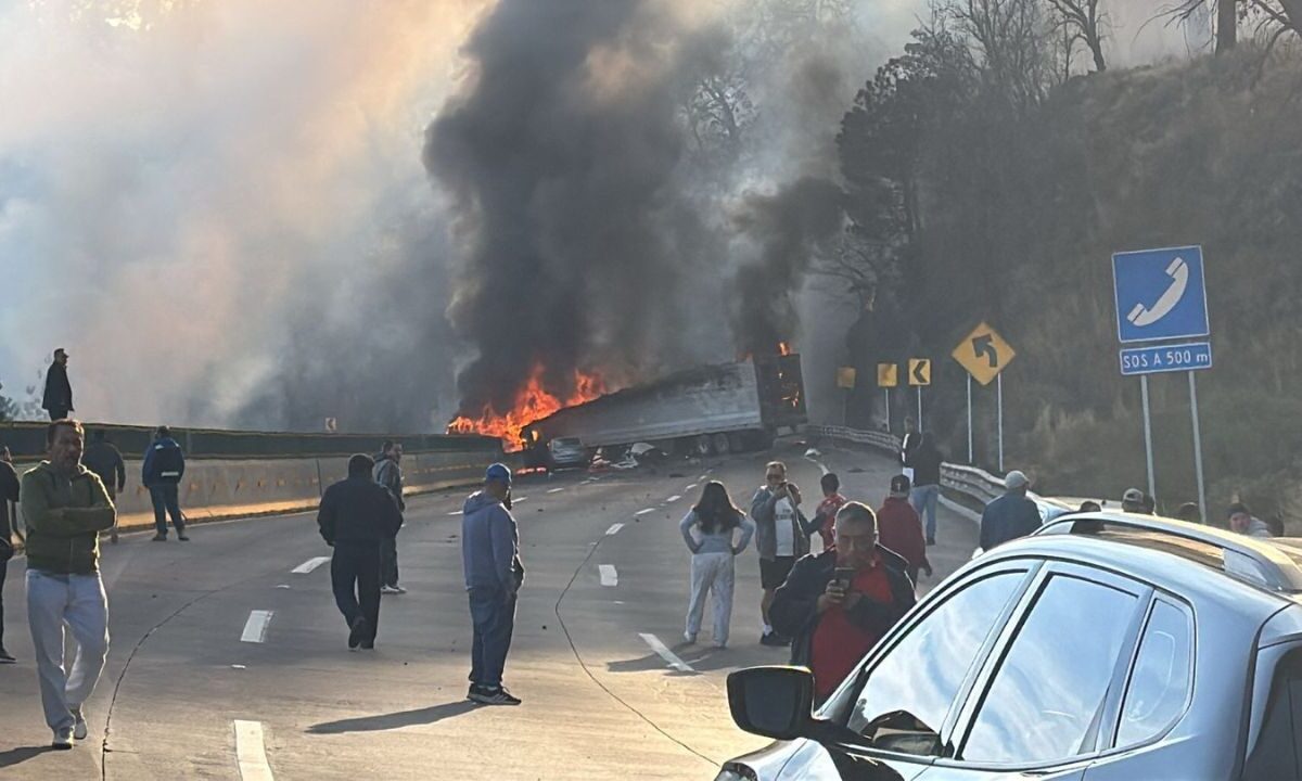 Explota pipa de gas tras choque en autopista México-Puebla