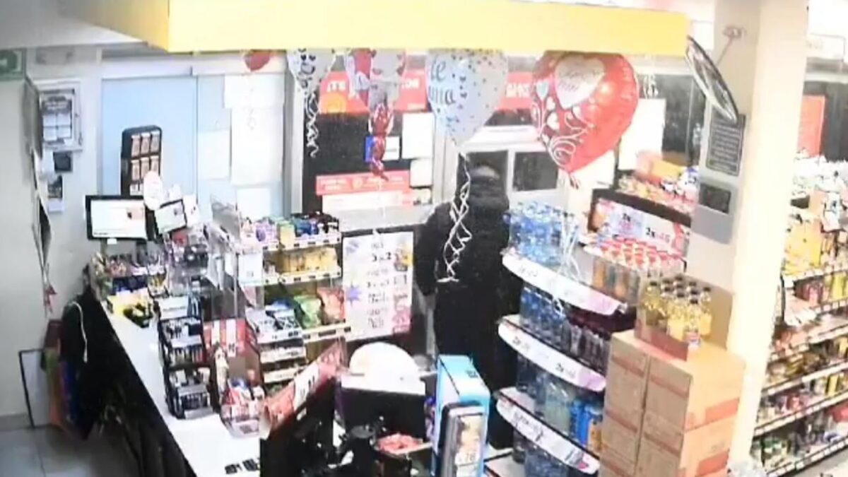 Policía abate a presunto asaltante de una tienda de conveniencia en Iztapalapa.