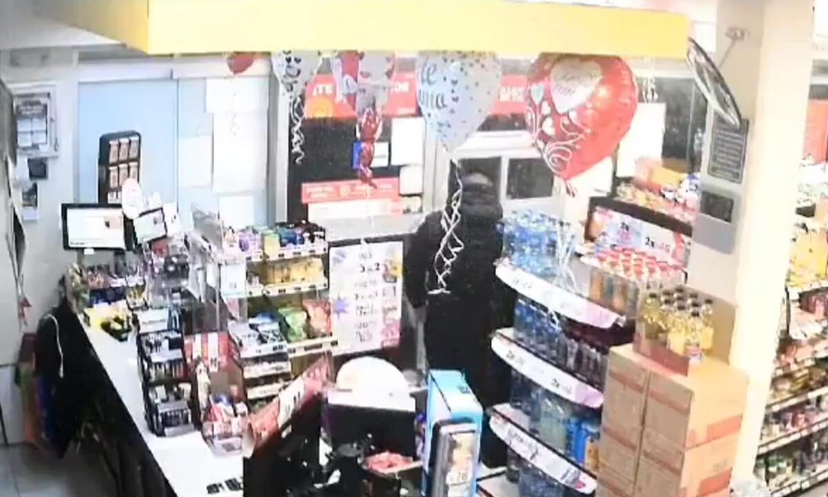 Policía abate a presunto asaltante de una tienda de conveniencia en Iztapalapa.