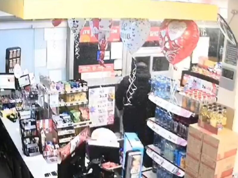 VIDEO: Oficial abate a presunto asaltante en una tienda en Iztapalapa