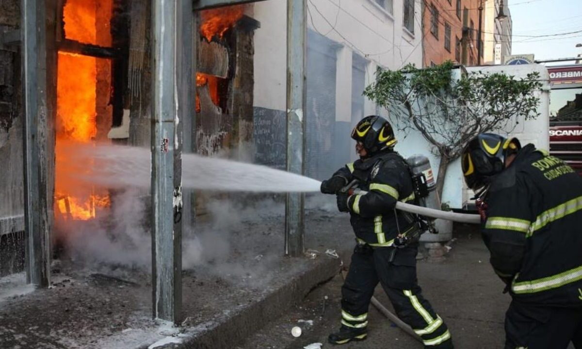 Un edificio abandonado en el Centro Histórico sufrió un fuerte incendio