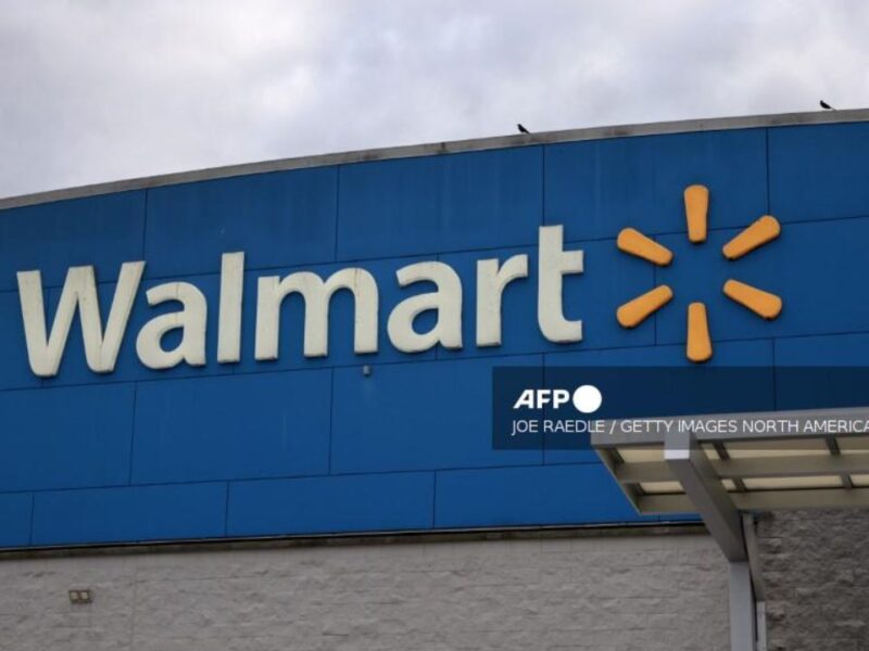 Walmart gana en ventas en EU pero desploma acciones