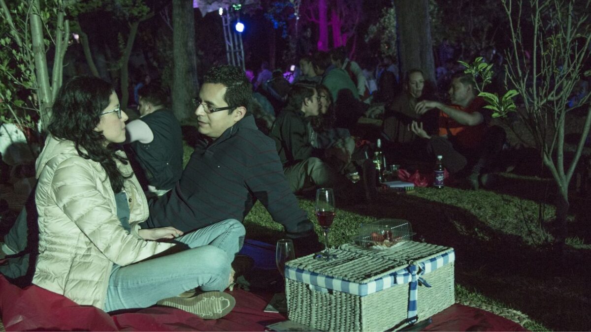 Pareja en el l Picnic Nocturno, que se llevó a cabo en el Jardín Botánico del Bosque de Chapultepec