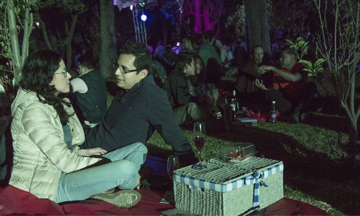 Pareja en el l Picnic Nocturno, que se llevó a cabo en el Jardín Botánico del Bosque de Chapultepec