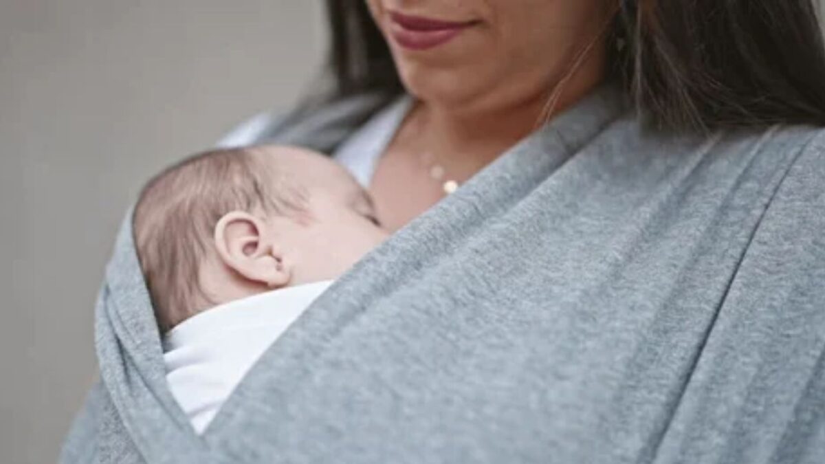 Mamá cargando a bebé en un fular