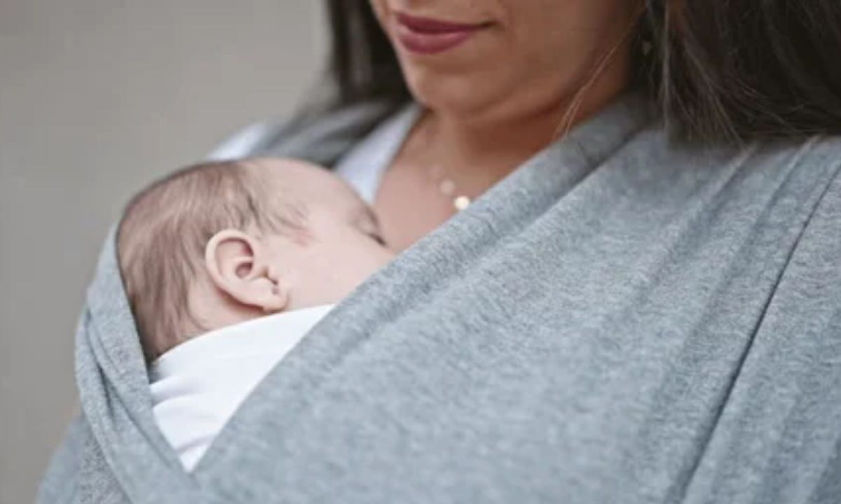 Mamá cargando a bebé en un fular