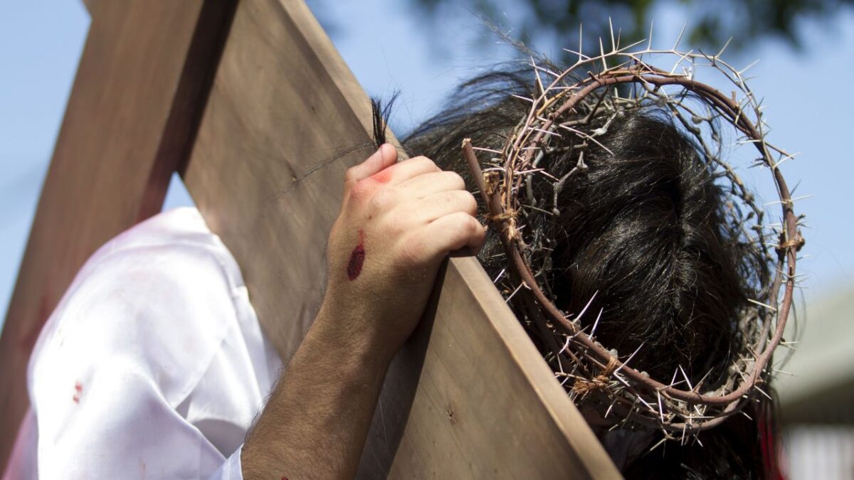 Feligreses representan el Vía Crusis en el municipio de Guadalupe, Nuevo León, durante las actividades de Semana Santa