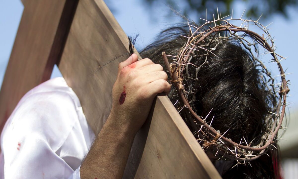 Feligreses representan el Vía Crusis en el municipio de Guadalupe, Nuevo León, durante las actividades de Semana Santa