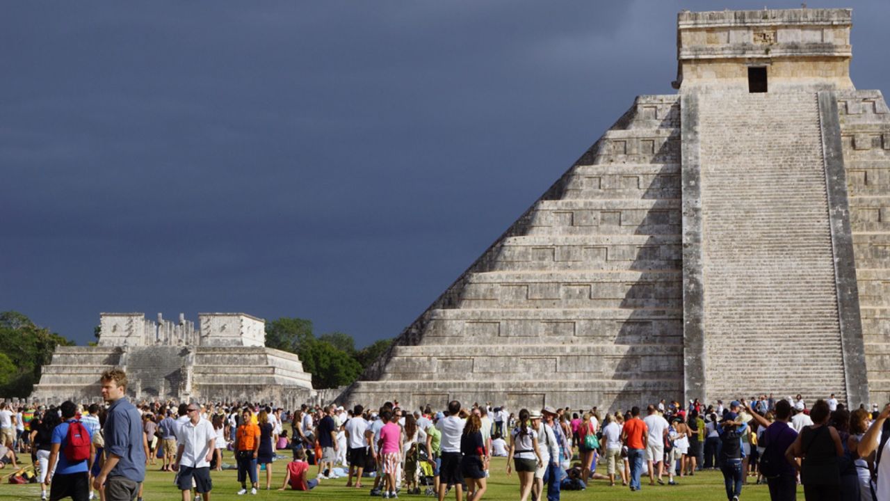 En México, se celebra el equinoccio de primavera con rituales y ceremonias en sitios arqueológicos como Teotihuacán, Chichén Itzá y Tulum