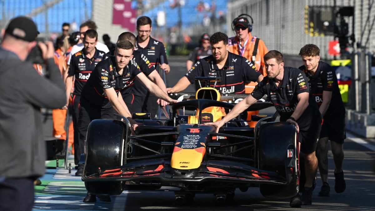 Sergio Pérez debutó en Fórmula 1 el 2011 en el Gran Premio de Australia, donde hizo un séptimo lugar pero después fue descalificado por un problema en el alerón trasero de su auto
