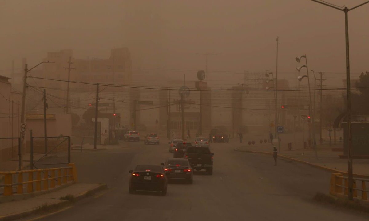 Ciudad Juárez se cubrió de arena, pues vientos de hasta 80 kilómetros por hora, la convirtieron en tormenta. 