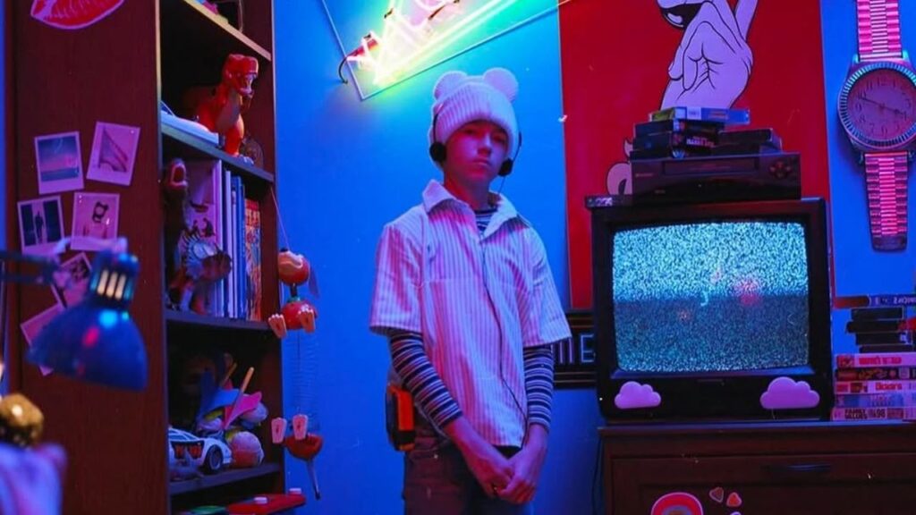 La historia del niño de gorro blanco en los videos de YHLQMDLG simboliza la juventud, la nostalgia y el deseo de hacer lo que uno quiere sin restricciones.