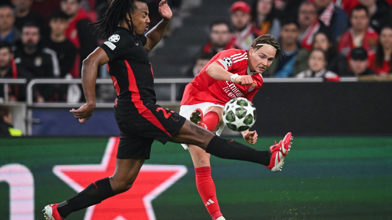 El delantero noruego del Benfica #21 Andreas Schjelderup (R) dispara al defensa francés del Barcelona #23 Jules Kounde durante el partido de ida de octavos de final de la Liga de Campeones 