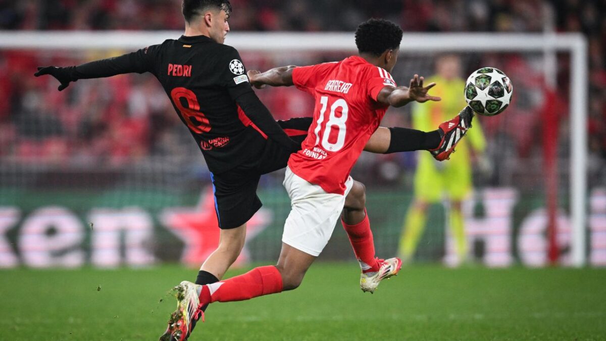 Pedri y el centrocampista luxemburgués del Benfica #18 Leandro Barreiro disputan el balón durante el partido de ida de octavos de final de la Champions League