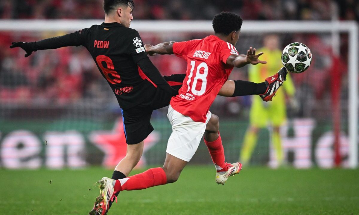 Pedri y el centrocampista luxemburgués del Benfica #18 Leandro Barreiro disputan el balón durante el partido de ida de octavos de final de la Champions League