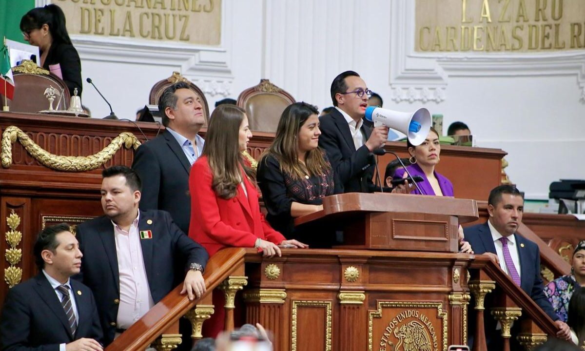 Tras discusión, la presidenta de la mesa directiva del Congreso local, Martha Ávila (Morena) declaró como suspendida la sesión