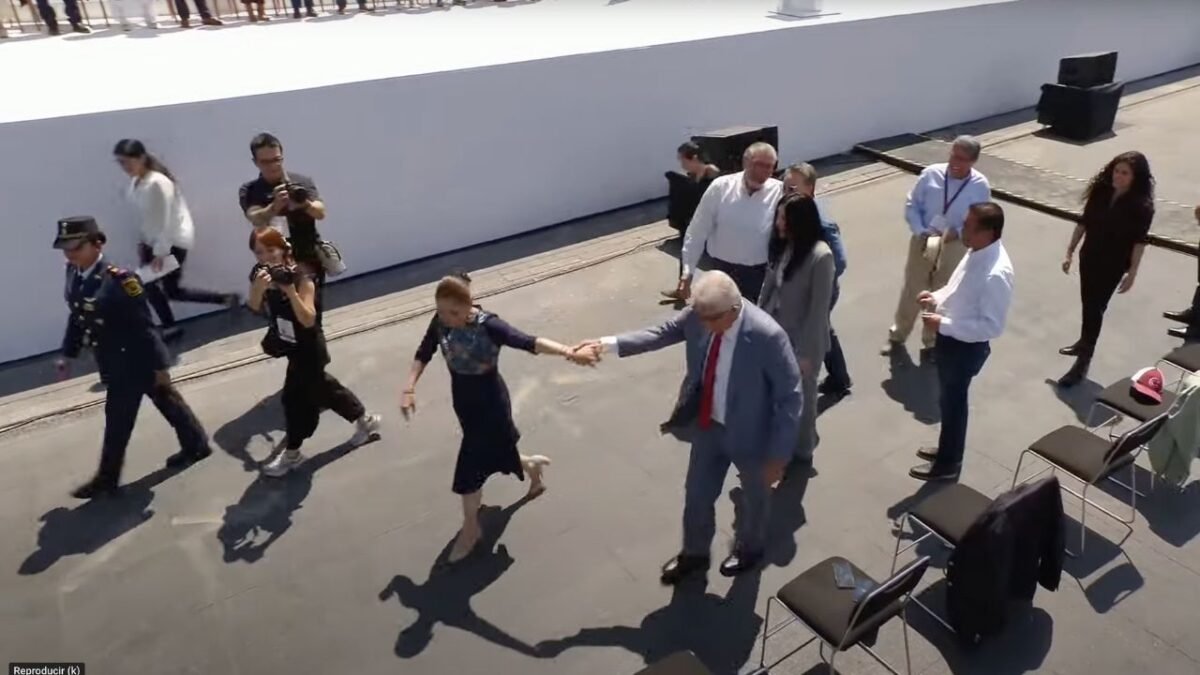 Los integrantes de la 4T optaron por tomarse fotografías con Andy en lugar de estar atentos a la llegada de la Presidenta y mostrarle su respaldo.