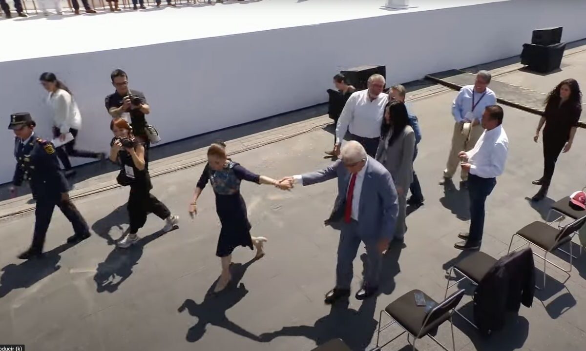 Los integrantes de la 4T optaron por tomarse fotografías con Andy en lugar de estar atentos a la llegada de la Presidenta y mostrarle su respaldo.