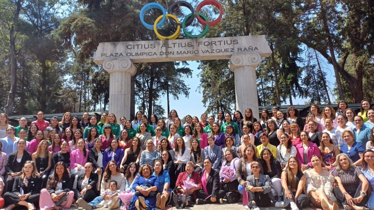 La ceremonia concluyó en el Comité Olímpico Mexicano con una foto conmemorativa