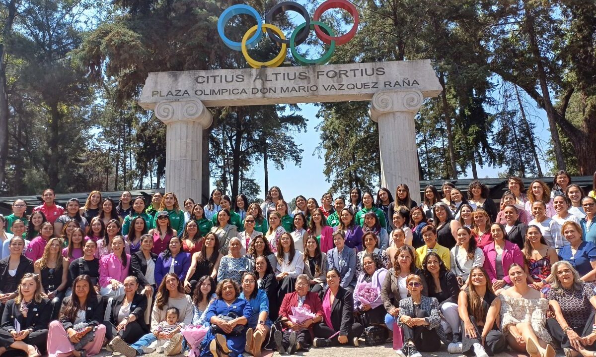 La ceremonia concluyó en el Comité Olímpico Mexicano con una foto conmemorativa