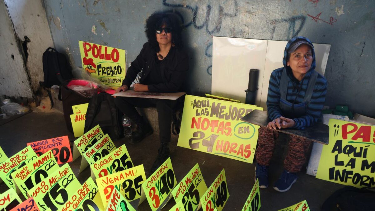 El artista compartió que todo tipo de establecimientos solicitan su trabajo y el de su madre, ya sean negocios pequeños de comida, hasta grandes cadenas departamentales.