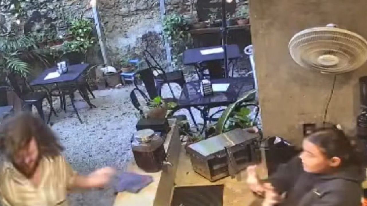 Difunden  video donde un hombre catalán amenazó de muerte a una mujer en una cafetería de Mérida.  