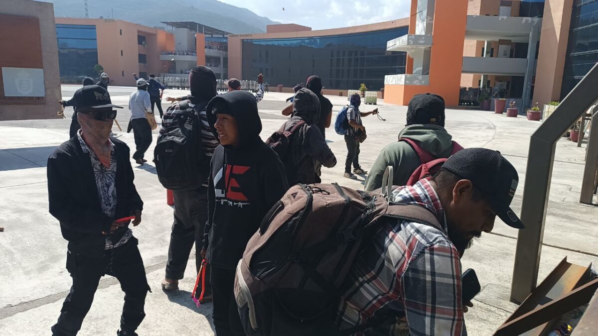 Los manifestantes derribaron el acceso al Palacio de Gobierno.