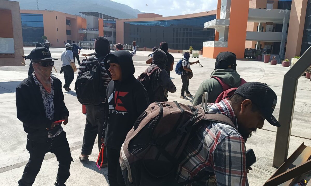 Los manifestantes derribaron el acceso al Palacio de Gobierno.