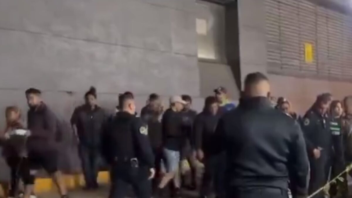 Movilización policiaca al exterior del Metro Hidalgo, tras reporte de disparos