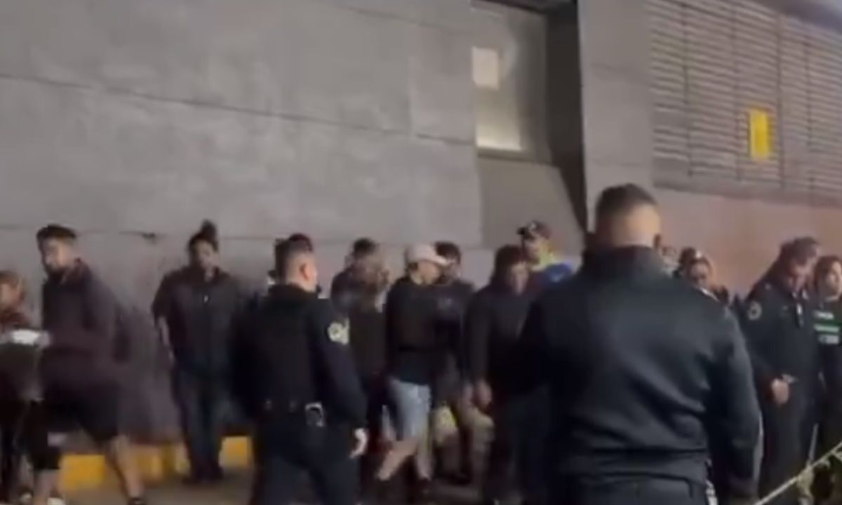 Movilización policiaca al exterior del Metro Hidalgo, tras reporte de disparos