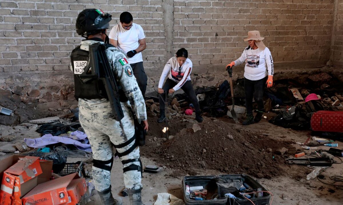 El colectivo Guerreros Buscadores de Jalisco descubrió tres narcohornos en el rancho Izaguirre.